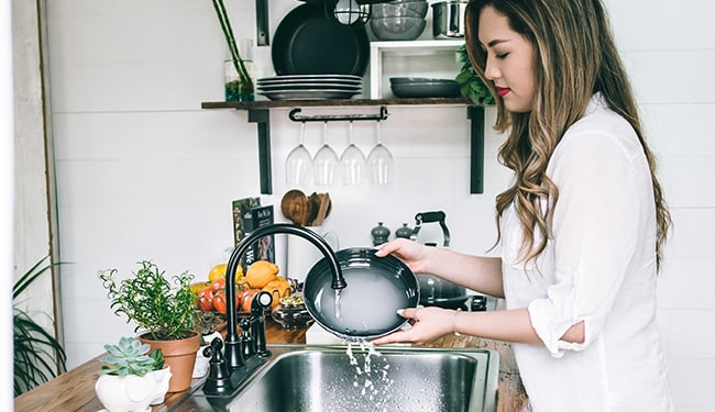 woman washing dishes